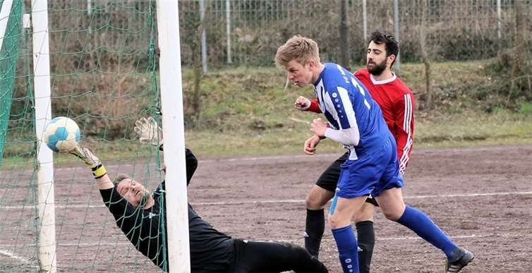 Per Kopf erzielte Tobias Alexander Lommer den Treffer zum 2:0-Endstand und sorgte dafür, dass die Germanen weiterhin ein ganz heißer Kandidat bleiben für die Meisterschaft in der Bezirksliga Mitte.TH