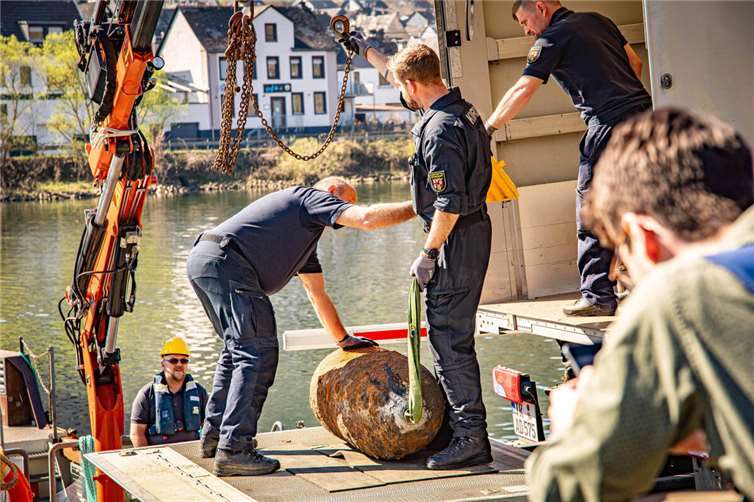 500-Kilo-Fliegerbombe in Koblenz wurde erfoglreich entschärft Per Kran wurde die Bombe vom Schiff in der Mosel in den Lkw des Kampfmittelräumdienstes Rheinland-Pfalz verladen.