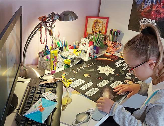 Per Videokonferenz nimmt Nonnenwertherin Maja tagtäglich am Unterricht teil.Foto: privat