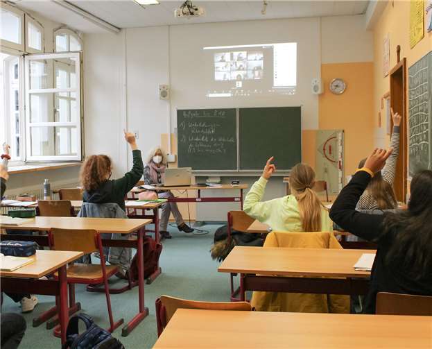 Per Videokonferenz nimmt eine Hälfte dieser Lerngruppe von zuhause aus am Lateinunterricht teil.