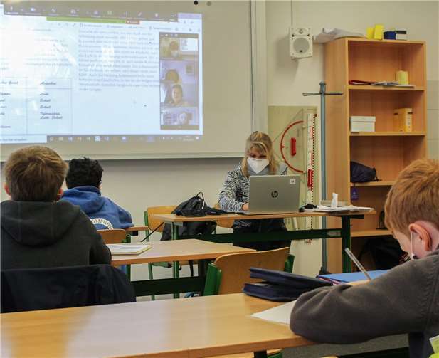 Per Videokonferenz nimmt eine Hälfte dieser Lerngruppe von zuhause aus am Naturwissenschaftsunterricht teil.