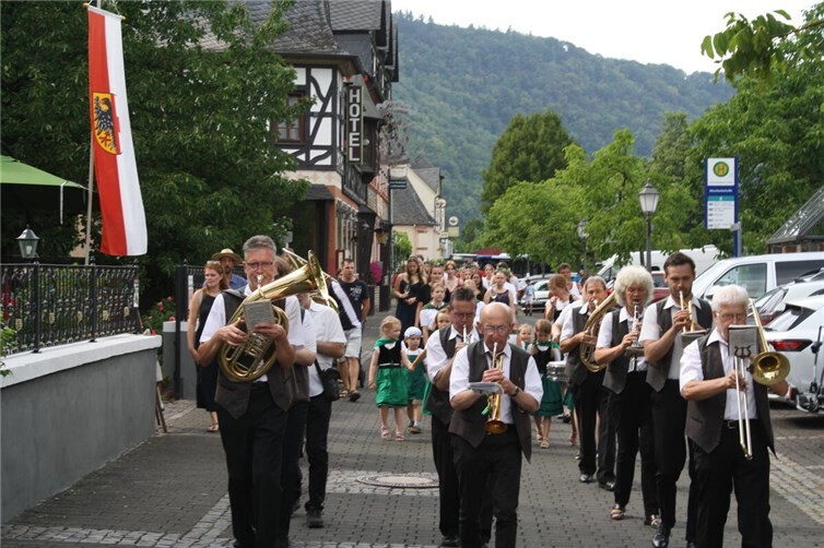 Per musikalischem Festumzug ging es durch den Moselort bis zum Festplatz, wo dieser seinen weinfinalen Zieleinlauf fand.
