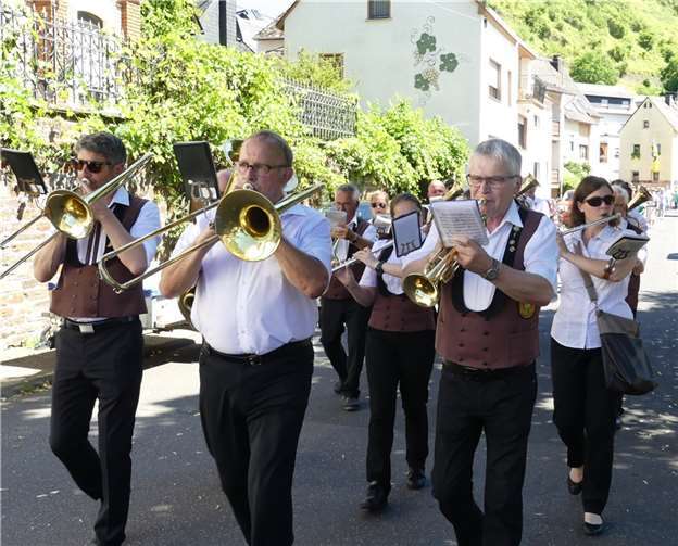 Per musikalischem Festumzug wurden die Weinmajestäten durch den Moselort bis zum Festplatz begleitet.