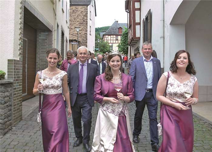 Per musikalischem Festumzug wurden die Weinmajestäten vom Rathaus abgeholt und zum Festplatz begleitet.