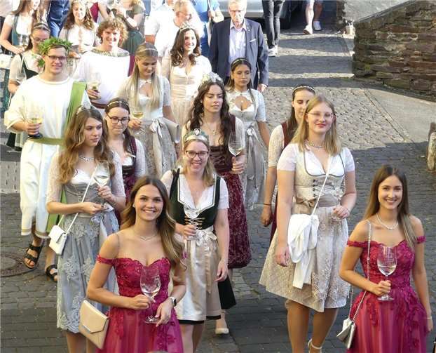 Per musikalischem Festumzug wurden die neuen Weinregentinnen zu Hause abgeholt und zum Festplatz begleitet.
