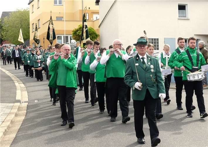 Per musikalischen Festumzug ging es für die Hambucher Schützen nach dem Gottesdienst zum Festkommers in die Probstei.