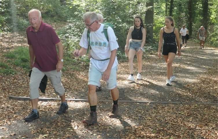 Per pedes ging es durch Wald und Flur zum AWO-Ferienlager, wo ein gemütliches Beisammensein auf die Wanderer wartete. Foto: TGO
