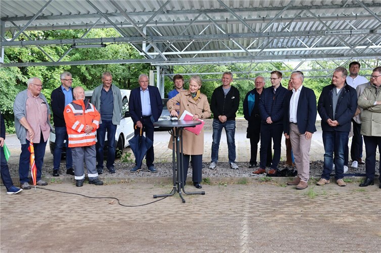 Per symbolischem Knopfdruck nahm die Erste Kreisbeigeordnete Gabriele Wieland die PV-Anlage in Betrieb