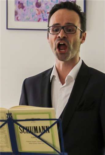 Perfekt abgestimmt präsentierte Tenor Nico Heinrich die Werke.