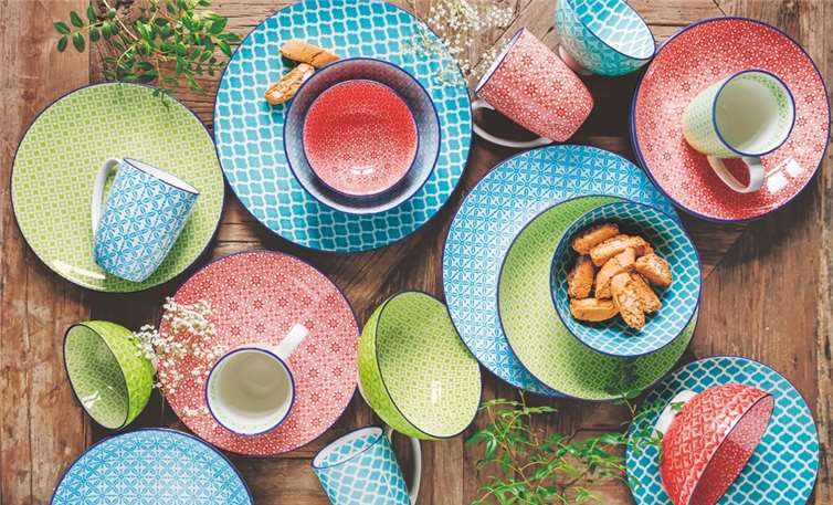 Perfekt für jede Grillparty: die bunte Serie macht Lust auf Sommer.Quelle: Porta Möbel