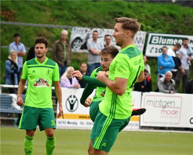 Perfekte Schusshaltung: Philipp Franzen (leicht hinter Marcel Berg verdeckt) beim Siegtreffer. Milan Rawert (links) schaut staunend hinterher.