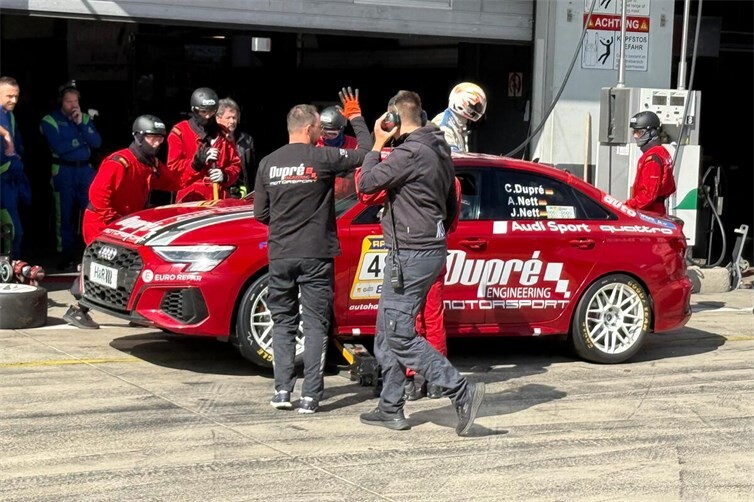 Perfekte Teamarbeit in der Boxengasse: Die Crew von Dupré Motorsport absolviert den Boxenstopp am Audi S3 schnell und präzise.