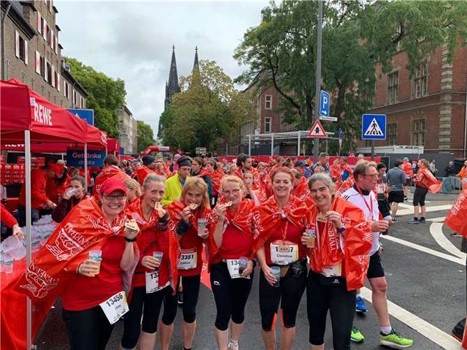 Perfekte äußere Bedingungen, karnevalsmäßige Stimmung der Zuschauer in Köln und anfeuernde mitgereiste Fans trieben die Läuferschar ins Ziel. Foto: privat