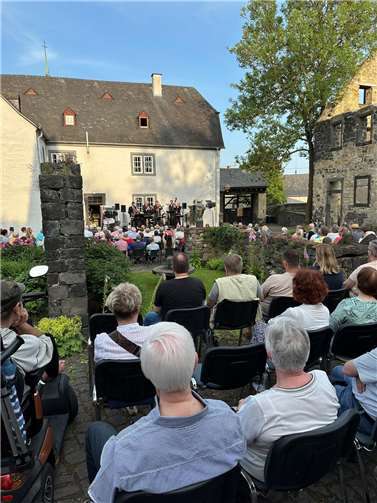 Perfekter Dreiklang: Das Wetter, das einzigartige Ambiente des Florinshofs und die Musik von Joe Wulf und seinen Gentlemen of Swing waren die Garantie für einen unvergesslichen Sommerabend.  Foto: Stefan Pauly/VG-Verwaltung Mendig