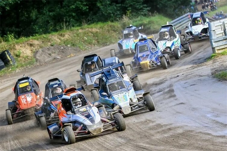 Perfekter Start für Junis Holzleitner. Von Beginn an lag er in Führung und legte damit den Grundstein für sein starken dritten Rang in der Deutschen Autocross-Meisterschaft