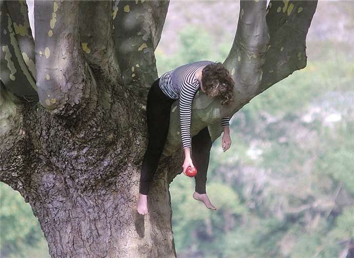 Performance-Art ist eine physisch erlebbare Form von Skulptur. Hier Evamaria Schaller. privat