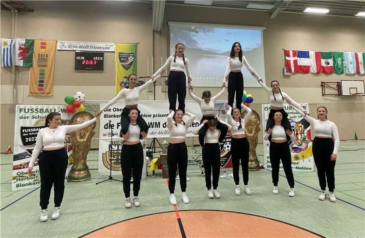 Performance der Mädchen am Ende des dargebotenen Tanzes.