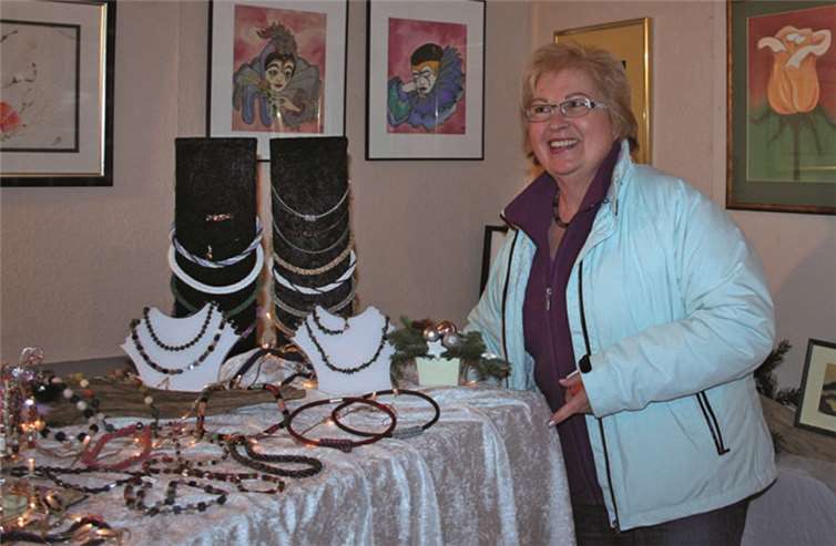 Perlen und Seidenmalerei bot Margret Becher.