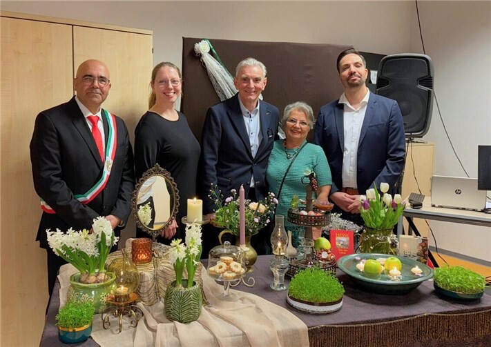 Persisches Frühlingsfest „Nowrooz“ im Haus der Familie Andernach, am 28.03.2026 (v.l.n.r.: Vertreter des iranischen Kulturverein Kourosh, Leiterin Haus der Familie Andernach Lisa Scharrenbach, Bürgermeister Claus Peitz, Leiterin des Integrationsnetzwerks der Stadt Andernach Mahnaz Lübke, designierter Bürgermeister Sammy Labidi).Foto: tadtverwaltung Andernach / Regina Unruh