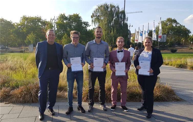 Personalchef Dirk Reuschenbach (l.) und Ausbilderin Sarah Schmitz sind stolz auf die sehr guten Ergebnisse von Nico Sterz, Niklas Lunnebach und Daniel Buschle, die mit den Besten im Kammerbezirk der IHK geehrt wurden. privat