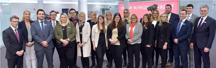 Personalchef Karl-Heinz Nigbur (links) und KSK-Vorstand Karl-Josef Esch (rechts) gratulierten den Absolventen des vergangenen Jahres zur ihren erfolgreich abgeschlossenen Weiterbildungen. Foto: KSK-Mayen
