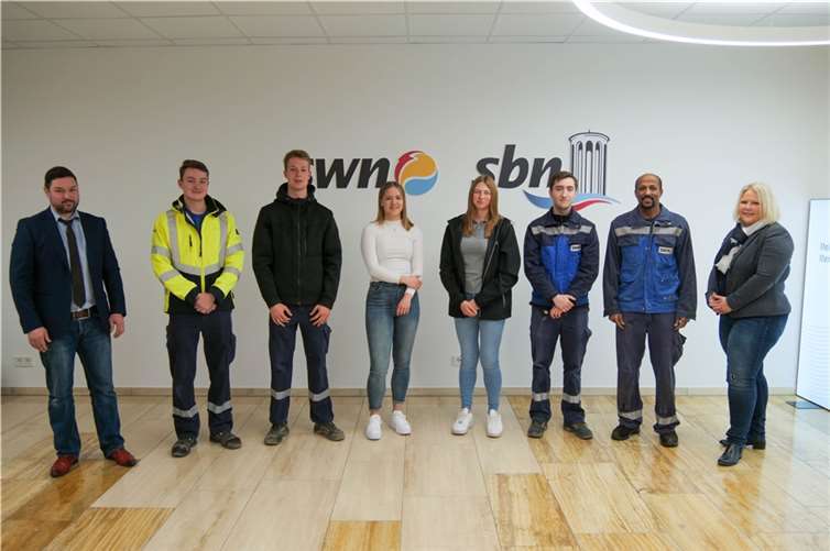 Personalleiter Horst Dreimüller (l.) und Ausbildungsleiterin Sarah Schmitz (r.) gratulieren den erfolgreichen Prüflingen (v.l.) Johannes Kötting, Andreas Klein, Nina Jakobs, Hannah Schmidt, Lukas Schäfer und Mohammed Ahmed Awel zur bestandenen Abschlussprüfung. Quelle: SWN