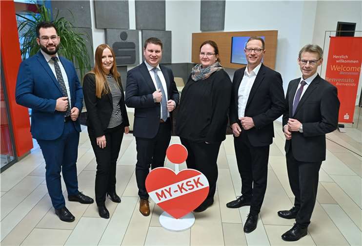Personalleiter Karl-Heinz Nigbur (rechts) mit den neuen Mitarbeiterinnen und Mitarbeitern bei der Kreissparkasse Mayen (von links): Jonas Schog - Compliance und Beauftragtenwesen, Eva Schmelzeisen – Kreditmanagement, Bastian Maas – FirmenkundenCenter, Carina Hilger – KundenServiceCenter und Martin Egenolf - Personalmanagement.  Foto: KSK Mayen/ Ralph Künzel