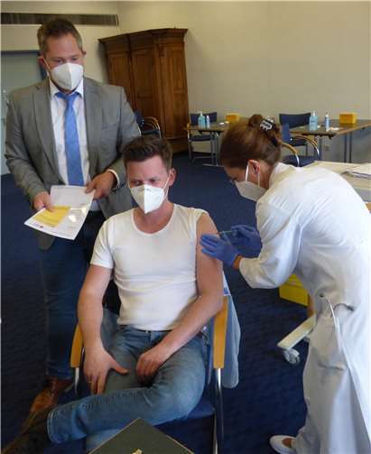 Personalleiter Martin Niedrée (links) und Fachärztin Rebecca Eul haben die Impfaktion für die Belegschaft im DRK-Krankenhaus organisiert.Foto: Angela Göbler