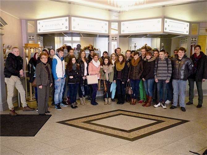 Personalleiterin Birgit Müller-Leersch zusammen mit den 30 Schülerinnen und Schülern der BBS Bad Neuenahr-Ahrweiler. Privat