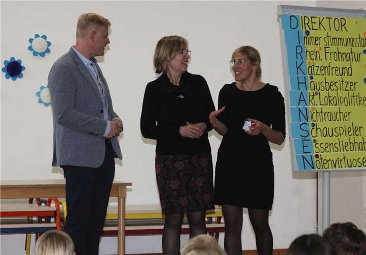 Personalrätin Ulrike Neugebauer (Bildmitte)und Kollegin gratulierten Dirk Hansen zur Ernennung.