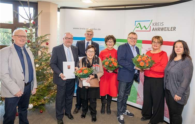 Personalrat Burkhard Müller, Hans-Jürgen Juchem, Harald Fuchs, Maria Butryn, Edeltrud Papberg, Landrat Dr. Jürgen Pföhler, Beate Tüngler, Gleichstellungsbeauftragte Rita Gilles. Bernhard Risse/Kreisverwaltung