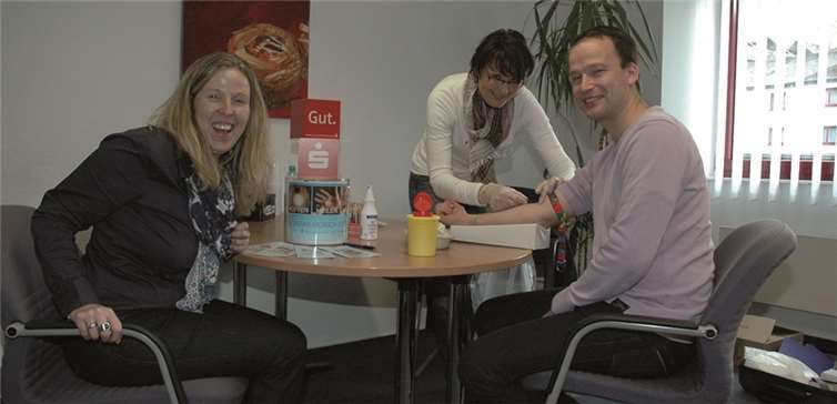 Personalratsvorsitzende Anne Püsch (v. l.), Ulrike Kiderle von der Stefan-Morsch-Stiftung und Christoph Weitzel, stellvertretendes Vorstandsmitglied der Kreissparkasse Mayen bei der Blutabnahme. privat