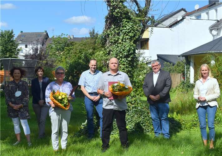 Personalratsvorsitzende Birgit Eisenhuth (v.li.n.re.), Dezernentin Hildegard Person-Fensch und Abteilungsleiter Frank Laupichler verabschieden Sabine Paul und Willi Weigel gemeinsam mit dem 1. Kreisbeigeordneten Michael Mahlert und Büroleiterin Diana Wonka. Foto: privat