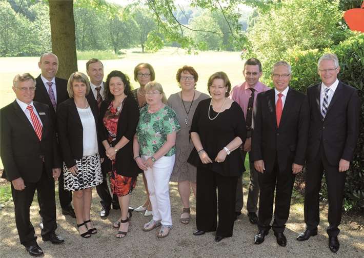 Personalratsvorsitzender Dieter Adams, Vorstandsmitglied Guido Mombauer, Jutta Comes, Wolfgang Heinen, Nicole Ulrich, Inge Schragen, Marianne Krieger, Mathilde Laux, Ursula Ippendorf, Dominik Klein, Achim Gemein undVorstandsvorsitzender Dieter Zimmermann (v.l.).privat