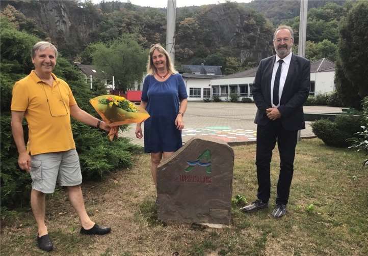 Personalratsvorsitzender Heinz Patzelt, Schulleiterin Marion Schnitzer, Schulaufsichtsbeamter Ralf Groß (oder Ralf Groß von der ADD Koblenz). Foto: Ahrtalschule Realschule plus Altenahr