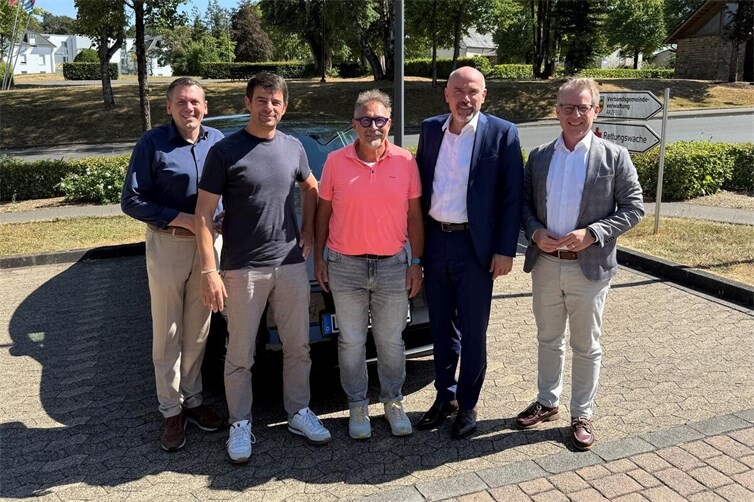 Personen auf dem Foto v.l.n.r.: Johannes Kuhl (Bürgermeister Verbandsgemeinde Arzfeld), Thomas Hoor (Kreisverwaltung Eifelkreis Bitburg-Prüm), Michael Ludwig (Erster Kreisbeigeordneter des Eifelkreises Bitburg-Prüm), Guido Mombauer (Vorstandsvorsitzender Zukunftsregion Ahr e.V.), David Bongart (Geschäftsführer Zukunftsregion Ahr e.V.)
