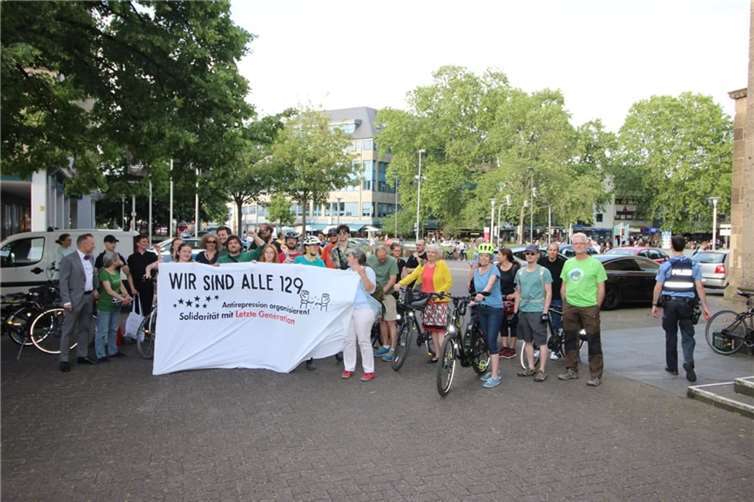 Personen, die sich nicht selbst zur Letzten Generation zählen, plädierten mit Solidaritäts-Foto für Zusammenhalt.  Foto: privat