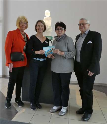 Personen von links nach rechts: Annegret Sattler (Vorsitzende Förderverein „Herz für die Römer-Thermen e.V.“),Esther Zimmermann (Geschäftsführerin Römer-Thermen) Ingrid Büntgen-Inhoffen (Initiatorin Gutscheinaktion),Harald Trinkaus (st, Vorsitzender Förderverein).  Foto: privat
