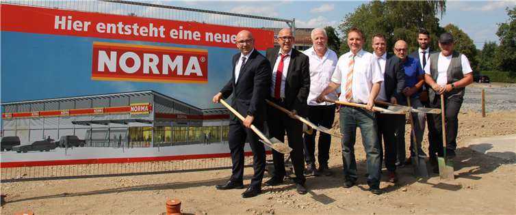 Personen von links nach rechts: Torsten Rockstedt (Niederlassungsleiter, NORMA Niederlassung Kerpen), Alfred Rausch (Expansionsleiter, NORMA),Thomas Schreck (T.S. Bau), Thomas Vis (Stadtbürgermeister Dierdorf), Martin Wirtz (Verkaufsleiter, NORMA), Werner Graf (Architekt),Philipp Bürgers (Bereichsleiter NORMA), Hans Dieter Kolb (T.S. Bau). Foto: Norma