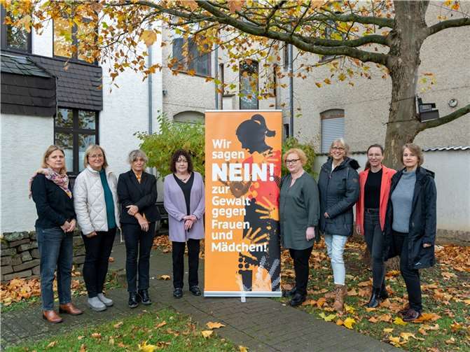 Personifiziert durch ihre Gleichstellungsbeauftragten sagen Landkreis und Stadt Neuwied „Nein“ zu Gewalt gegen Frauen und Mädchen. Um noch mehr Aufmerksamkeit für diese zu oft verschwiegene Thematik herzustellen, unterstützen der Landkreis Neuwied und die Stadt den Internationalen Tag gegen Gewalt an Frauen am Samstag, 25. November 2023.  Foto: Martin Boden / Kreisverwaltung Neuwied