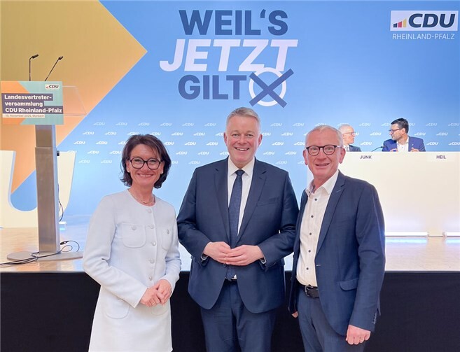 Petar Schneider MdL und Guido Orthen (r.) mit Spitzenkandidat Gordon Schnieder bei der Landesvertreterversammlung in Morbach.  Foto: P. Schneider