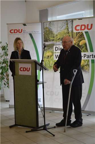Peter Alexander warb für ehrenamtliches Engagement. Links die CDU-Kreisvorsitzende Jenny Groß MdL. Quelle: CDU Kreis Westerwald