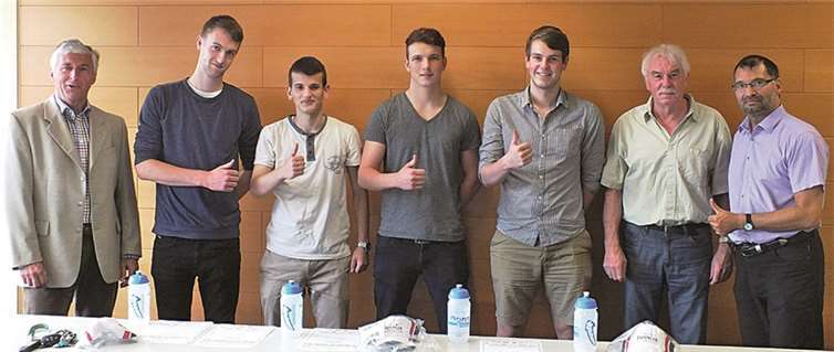 Peter Alt (stellvertretender Schulleiter, BBS Mayen), Matthias Schmitz, Demir Bihorac, Lucas Clasen, Christian Lüpke, Lothar Hirsch und Gregory Dawson (Betreuer, BBS Mayen) (v.l.n.r.) bei der nachträglichen Ehrung.privat