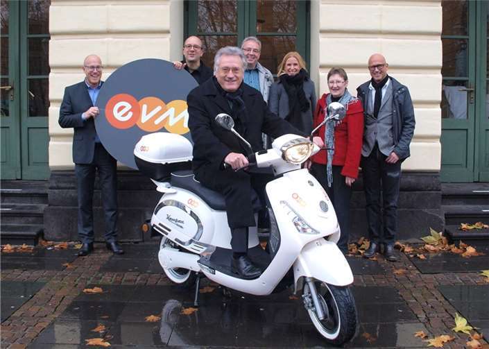 Peter Balmes nahm noch einmal auf dem Elektro-Roller Platz aber nur für das Foto, denn im Anschluss übergab er das Gefährt offiziell an die Vertreter des Stadttheaters. US