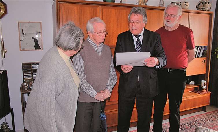 Peter Balmes, stv. Vorsitzender der CDU Koblenz, überreicht die Urkunde für 40-jährige Mitgliedschaft in der CDU an Werner Ferfort und stellte dessen vorbildliche Arbeit heraus.privat