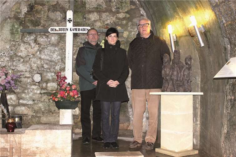 Peter Baus, Juliette Roy und Erich Scharrenbroich am Soldatenfriedhof im Fort Douaumont. Norbert Sauren