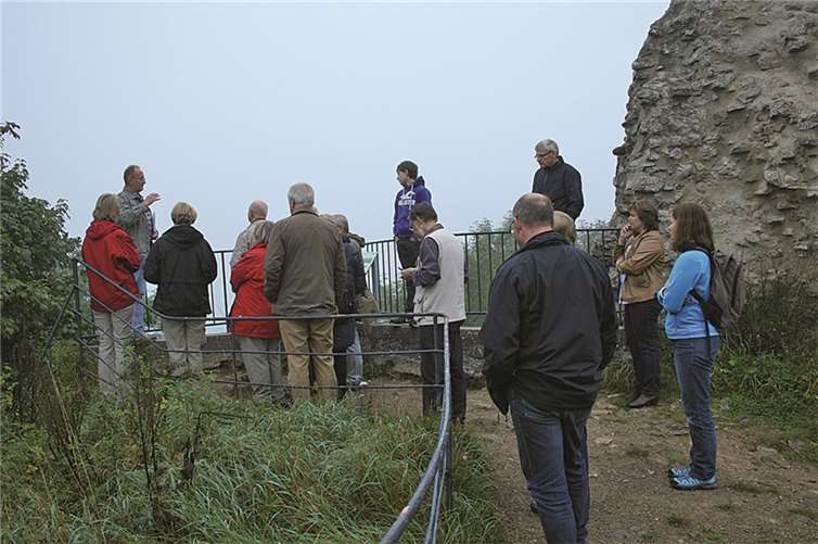 Peter Baus mit der VHS-Gruppe auf der Kronenburger Burgruine. privat
