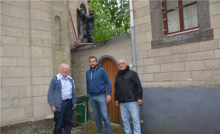 Peter Bell, Dominik Schmitz und Winfried Schmitz schmieden Pläne für weitere Instandsetzungsmaßnahmen, während Klaus Hilger (im Bild oben) letzte Arbeiten am jetzt wieder saniertem Fenster vornimmt.Copyright: „eifelpresse/Berger“