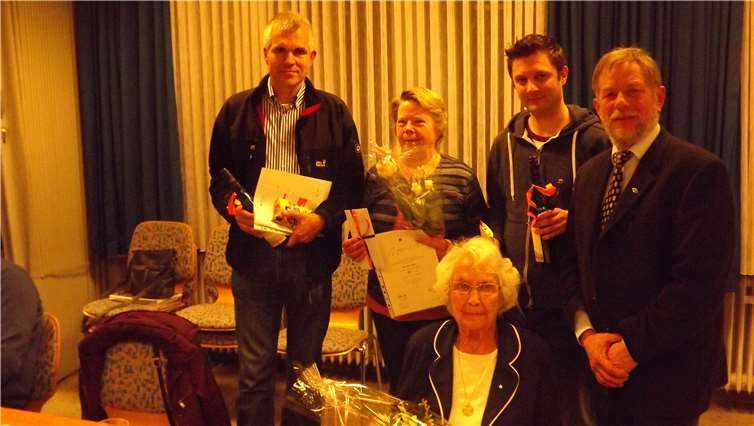 Peter Bertram (re.) ehrt die langjährigen Mitglieder Marianne van Ackern (sitzend) und Renate Gilles (2. v. li.) jeweils für 40-jährige Mitgliedschaft sowie Stefan Driesch (2. v. re.) und Matthias Mallmann (li.) für 25-jährige Mitgliedschaft.Kolpingfamilie Nievern-Fachbach-Miellen