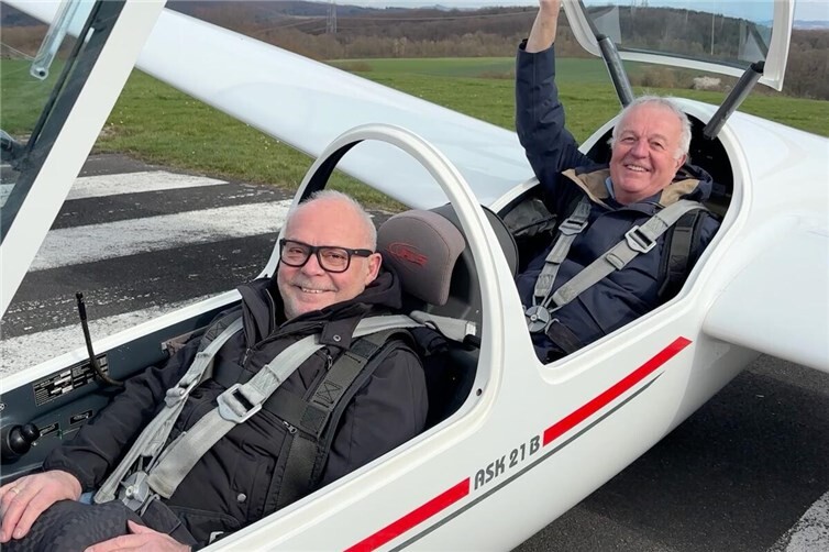 Peter Bettendorf und Klaus Fey heben nach einem halben Jahrhundert wieder zusammen ab. Wie in alten Zeitennimmt Klaus Fey wieder hinten auf dem Sitz des Lehrers Platz.